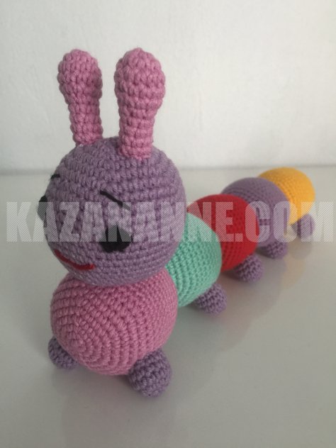 Amigurumi oyuncak tırtıl